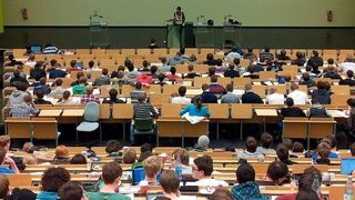 Die Schere zwischen den Anforderungen aus der Industrie und der Realität der hochschulischen Ingenieurausbildung ist groß. Eine Möglichkeit diese zu schließen, ist die Anpassung der Curricula und Lehrmethoden an deutschen Hochschulen. (gemeinfrei)