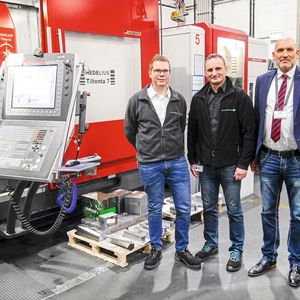 Im Einsatz bei SD Automotive: Ulrik Standfuss, Operative Betriebsleitung, und der Abteilungsleiter Zerspanung Bardhyl Beqrama (von links) vor dem 5-Achs-Bearbeitungszentrum Tiltenta 7 und der Acura 65.
