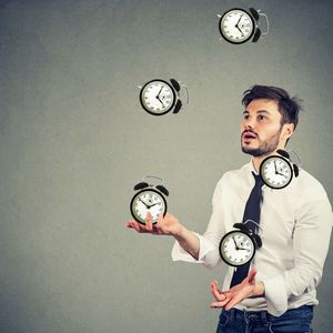 Bei der instrumentellen Stressbewältigung geht es darum, zunächst alle Lösungsmöglichkeiten zum Beispiel durch ein Brainstorming zu identifizieren. Ressourcen und Kapazitäten ergeben sich oftmals etwa aus einem veränderten Zeitmanagement, aus der Hilfe aus dem eigenen Netzwerk oder aber über die Kommunikation mit den „richtigen“ Ansprechpartnern über das Problem.(Bild:  ©pathdoc - stock.adobe.com)