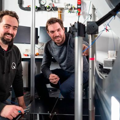 TUM researchers Karl D. Briegel (left) with Prof. Dominik B. Bucher and their new microscope. (Image:Christoph Hohmann / MCQST)