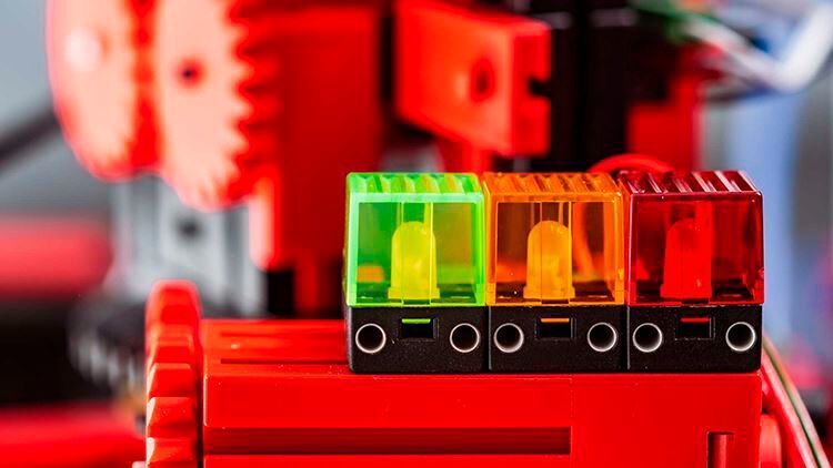 Störungen werden über eine Ampel visualisiert. Grün signalisiert eine ungestörte Fertigung, das gelbe Licht eine Störung und rot zeigt den Fertigungsstop an. (fischertechnik)