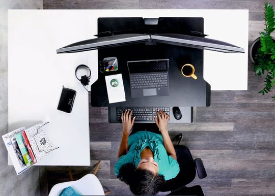 Gesundes und effizientes Arbeiten: Die Nutzung von bewegungsfördernden Möbeln wie Steh-Sitz-Arbeitsplätzen erhöhen die Produktivität um rund 45 %.(Bild:  Ergotron)