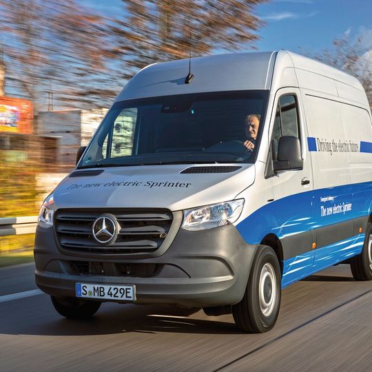 Die elektrische Variante des Mercedes-Transporters Sprinter ist ab 53.900 Euro netto (64.000 Euro brutto) zu haben.(Bild:  Daimler)