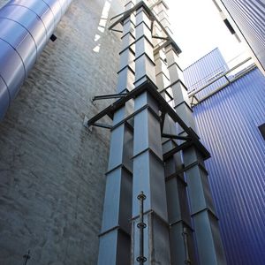 Der Zementhersteller konnte mit dieser Modernisierung die Förderleistung der Becherwerke für die Zementsilobeschickung steigern.(Bild:  Beumer)