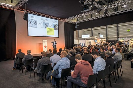 In 60 Referaten erhalten Fachbesuchende der Swiss Plastics Expo ein Update zu Herausforderungen rund um den Werkstoff Kunststoff.(Bild:  Christoph Arnet)
