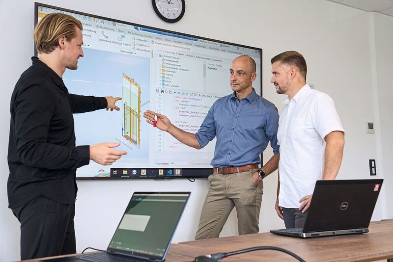 Daniel Krämer (Teledoor), Mario Behrens und Florian Steinhorst (Cideon) werfen einen Blick auf eine Produktkonstruktion im Konfigurator. (Bild: Cideon)