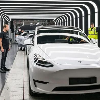 Jeder verneint! In der Tesla-Gigafabrik in Grünheide soll ein IG-Metall-Vertreter bei einer Sitzung illegale Aufzeichnungen des Verlaufs gemacht haben. Die Vorwürfe, die Tesla anführt, konnten von den Ermittlern nicht bestätigt werden, heißt es nun ... (Bild: dpa)