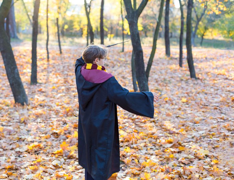 Überraschende Ergebnisse liefern Künstliche Intelligenzen regelmäßig, wenn ihnen kreative Aufgaben gegeben werden. Das skurrile Drehbuch für den Science-Fiction-Kurzfilm „Sunspring“ ist so ein Beispiel. Oder jenes, bei dem Botnik Studios eine KI mit Harry-Potter-Romanen „gefüttert“ hat, damit diese ein neues Kapitel, beziehungsweise eine anknüpfende Kurzgeschichte schreibt. Heraus kam „Harry Potter and the Portrait of What Looked Like a Large Pile of Ash“. In dieser Geschichte riss sich Harry Potter in einer Begegnung mit Voldemort, nachdem er „eine große Überreaktion spürte“, die Augen aus dem Kopf und warf sie in den Wald. Voldemort hob daraufhin seine Augenbrauen, während Potter „zu diesem Zeitpunkt nichts sehen konnte“. Harrys Freund Ron fängt an einer anderen Stelle unvermittelt damit an, Hermines Familie aufzuessen. (Bild: Natali - stock.adobe.com)