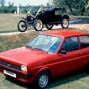 Die wichtigste Neuentwicklung seit dem legendären Ford Modell T (im Hintergrund) war 1976 der Fiesta, wie Ford-Köln-Chef Bob Lutz bei der Fiesta-Premiere erklärte. Mit rund 9 Millionen Exemplaren im Zeitraum 1979 bis 2018 wurde der größte Teil dieser Fahrzeuge am Standort Köln produziert.(Bild:  Ford AG)
