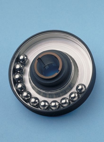 Der Schleifmaschinen von Atlas Copco verfügen über eine wirksame Dämpfung der Vibrationen: den Autobalancer. Die Kugeln rotieren im Ölbad in einem kleinen Gehäuse und gleichen die Unwucht von Maschine und Schleifscheibe aus. Gleichzeitig sinkt der Schleifmittelverbrauch, die Arbeit wird produktiver.  (Bild: Atlas Copco Tools)