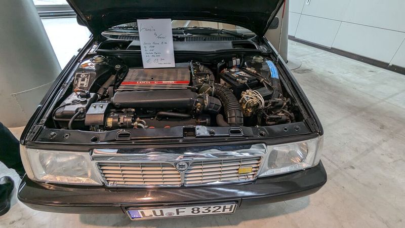 Zwar kein ganzer Ferrari, aber zumindest mit dem Herz eines solchen: Diesen Lancia Thema 8.32 gab’s bereits für 19.900 Euro zum Mitnehmen. Wohl dem neuen Eigner, wenn dieser handwerklich bewandert ist und einige Euro für die künftige Wartung bzw. den Unterhalt übrig hat. (Bild: Dominsky – VCG)
