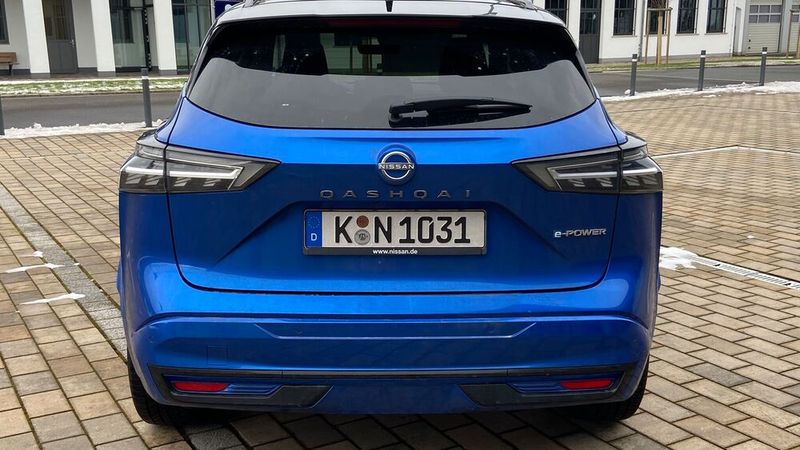 Auch der Nissan Qashqai ist auf ein entspanntes Fahrgefühl getrimmt. Der Qashqai gleitet dank der Tatsache, dass die Räder elektrisch angetrieben werden, ähnlich leise wie ein Elektroauto auf den Straßen. Unebenheiten gleicht das SUV souverän aus. Das Geräuschniveau im Innenraum ist sehr leise.  (Bild: Rosenow – VCG)