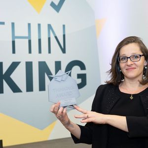 Platz 1 gehört der Professur für Forstliche Biomaterialien der Universtität Freiburg. Und zwar für eine aus Holz entwickelte, biobasierte Tinte, mit der man Leichtbauteile 3D-drucken kann. Im Bild Prof. Marie-Pierre Laborie, die den Thinking Award entgegennahm.