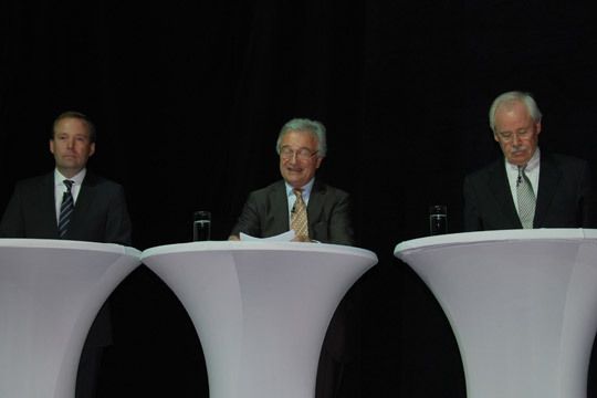 In einer Podiumsdiskussion erläuterten Philip Pfohe, Präsident des europäischen Ford-Händlerverbands, Volker Reichstein, Präsident des Ford-Partnerverbands und Dr. Joachim Pfeiffer, Justiziar des Ford-Händlerverbands die wichtigsten Änderungen im Händlervertrag. (Archiv: Vogel Business Media)