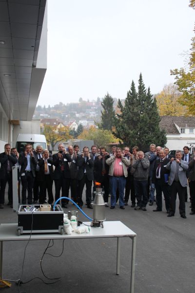 Bilder von der Explosion im Rahmen des Pumpen- und Schüttgutforums 2012 in Würzburg. Bei der Vorführung ging es um Sicherheitsprodukte, welche Anlagen vor Über-/Unterdruck und Explosionen schützen. Zur Veranschaulichung gab es sowohl eine Explosion mit und eine ohne Stichflamme. Die Explosion wurde von der Firma Rembe durchgeführt. 
Auf die Plätze, fertig...


Weitere Beiträge zum Pumpen- und Schüttgutforum 2012 finden Sie hier aufgelistet:
• Praxisnahe Vorträge überzeugen am ersten Tag auf dem Schüttgutforum 
• 10. Pumpenforum: Der erste Tag... 
• Treffen der Pumpen- und Schüttgutexperten eröffnet  (Bild: PROCESS)