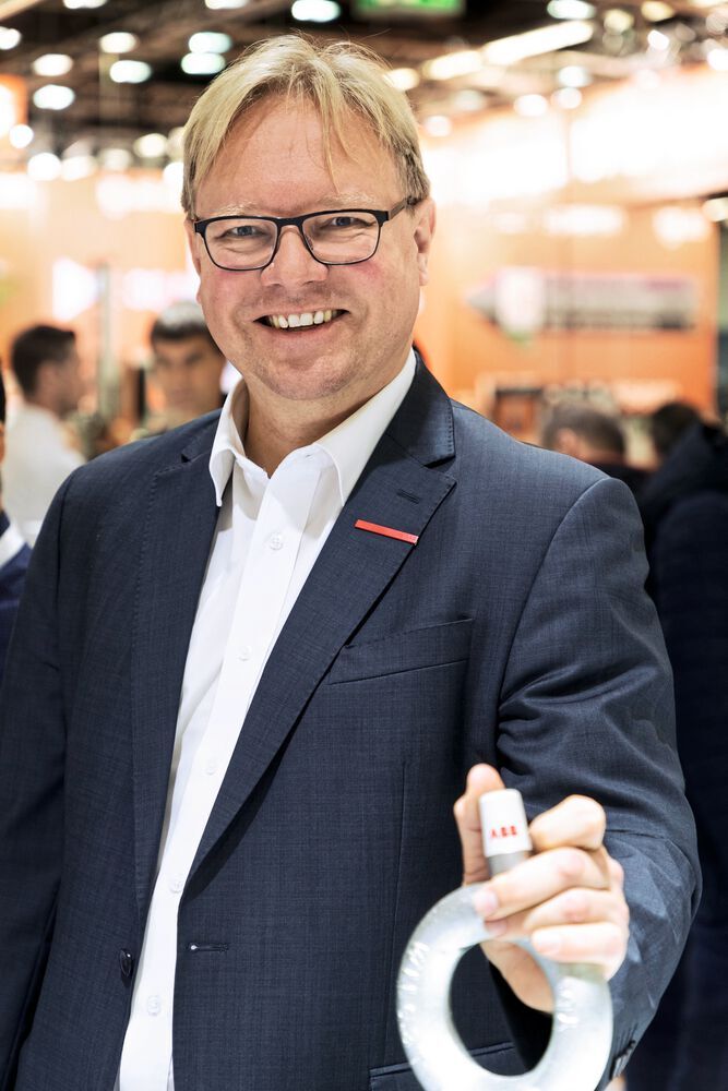Jonas Spoorendonk sieht sich als Global Product Manager ABB Ability Smart Sensor bei ABB Motion als Schnittstelle zwischen Markt und Entwicklung.