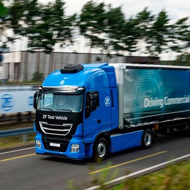 ZF hat das automatisierte Traxon-Getriebe um einen Elektromotor ergänzt und so einen Hybridantrieb geschaffen, der die Brücke zwischen klassischem Diesel und vollelektrischem Lkw schlägt. (Bild: ZF)