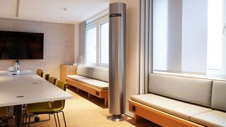 Dort, wo Menschen in engeren Räumen zusammenkommen und in denen eine dauerhafte Frischluftzufuhr schwierig ist, können funktionierende Luftreiniger das Ansteckungsrisiko senken. (Bild: Sunny Air Solutions)