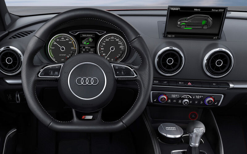 Am auffälligsten:  Innen zeigt das „Powermeter“, das im Kombiinstrument die Stelle des Drehzahlmessers einnimmt, unter anderem den Antriebsstatus und den Ladezustand der Batterie an. Hat man die optionale MMI Navigation plus gewählt, visualisieren Grafiken die Energieflüsse im Hybridsystem. (Foto: Audi)