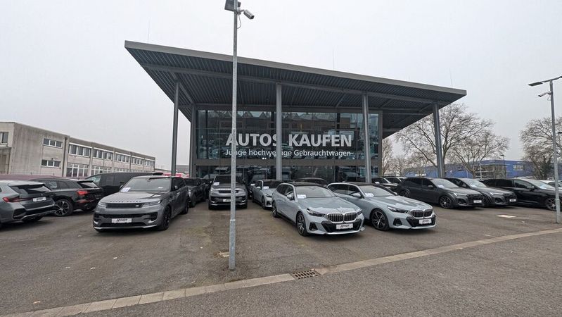 In Düsseldorf betreibt Arndt auf der Automeile am Höherweg ein repräsentatives Autohaus für Gebrauchtwagen. (Bild:  Mauritz – VCG)