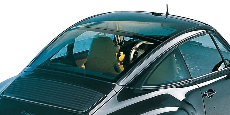 Für den Porsche 911 Targa baut Webasto 1995 ein ganzes Dachmodul, das komplett aus Glas besteht. Dieses lässt sich stufenlos nach hinten öffnen. (Bild: Webasto)
