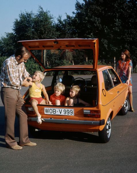 Von 1974 bis 1978 wurde der neue Kleinwagen als Audi 50, von 1975 bis 1981 als VW Polo gebaut. Beide Modelle wurden auf demselben Band im Volkswagenwerk Wolfsburg produziert.   (Bild: Volkswagen)