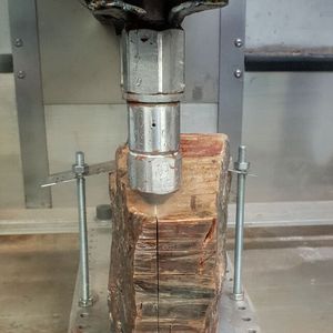 Schneiden von versteinertem Holz mit Novajet-Wasserstrahltechnologie. (Bild:  Novajet)