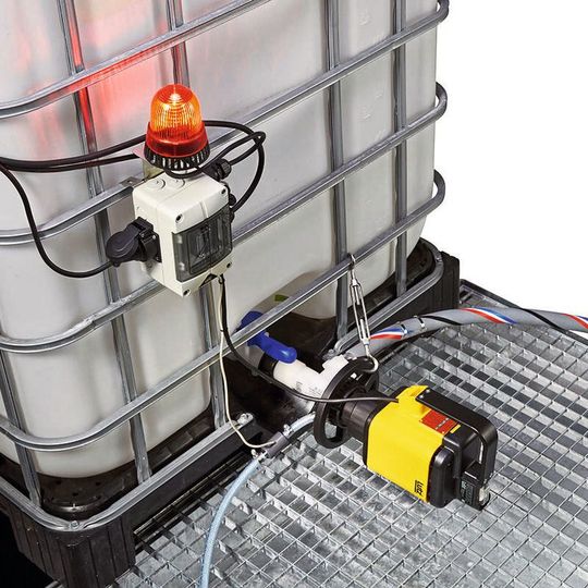 Les IBC sont des conteneurs de transport et de stockage très répandus dans l'industrie. De nombreux utilisateurs se posent la question suivante : comment et avec quoi peut-on prélever, transvaser ou vider le produit ?(Image : © Fotoatelier Bernhard e.K.)
