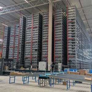 Herzstück der neuen Halle ist ein automatisiertes Lager der französischen Firma Exotec. (Bild:  Simon – VCG)