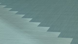 Beim Gelege wechselt eine der beiden Fadenlagen an einer bestimmten Stelle über die gesamte Bahnlänge unter die andere und umgekehrt. Daduch wird eine Längsachse erzeugt, die zur Stabilisierung des Geleges beiträgt. (Bild: Liba)