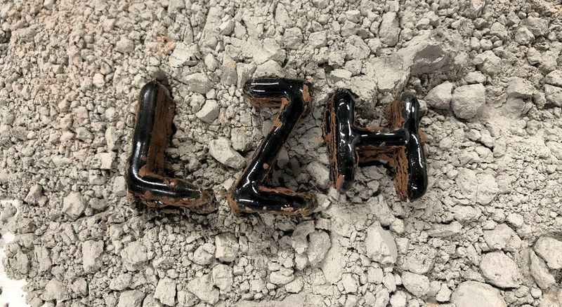 Pulverisiertes Mondgestein wurde bereits erfolgreich mit dem Laser aufgeschmolzen. (Bild: LZH)