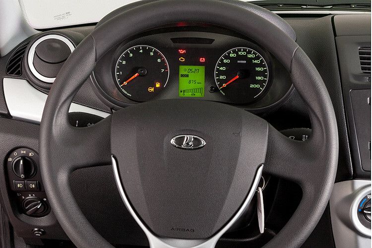 Lenkrad und Armaturenbrett sind allerdings erneuert worden. (Foto: Lada Deutschland)