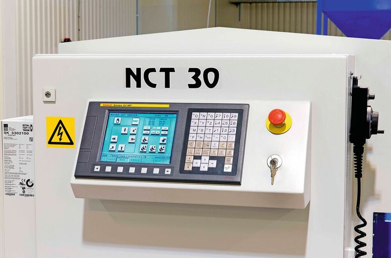 Das Bedienfeld des T-Modells basiert auf einer Fanuc-CNC mit spezieller HMI. (Bild: Water Jet Sweden)