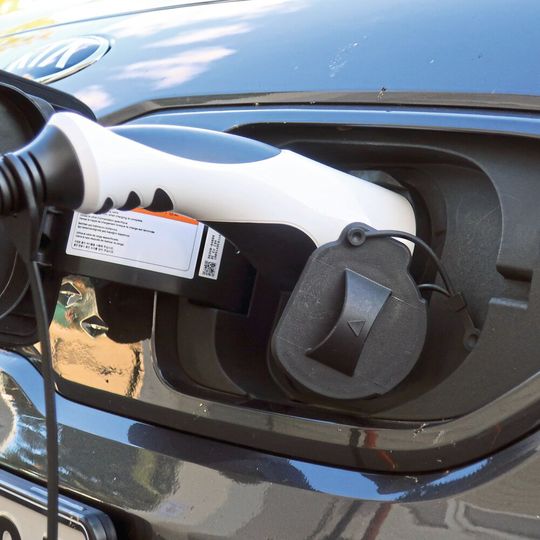 E-Auto-Modelle mit guter Reichweite sind inzwischen verfügbar. Allein den Kunden fehlt noch immer der Glaube an die Technik.(Bild:  Grimm/»kfz-betrieb«)