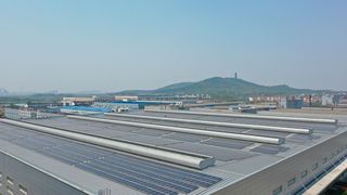 20.000 m² umfasst die Dachfläche, auf der die Photovoltaikmodule installiert wurden. (Continental)