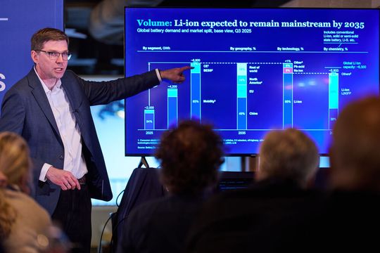 Li-Ionen-Batterien bilden mit 85 Prozent die dominierende Technologie, wie Andreas Breiter von McKinsey erklärt. (Bild:  Steve Fecht)