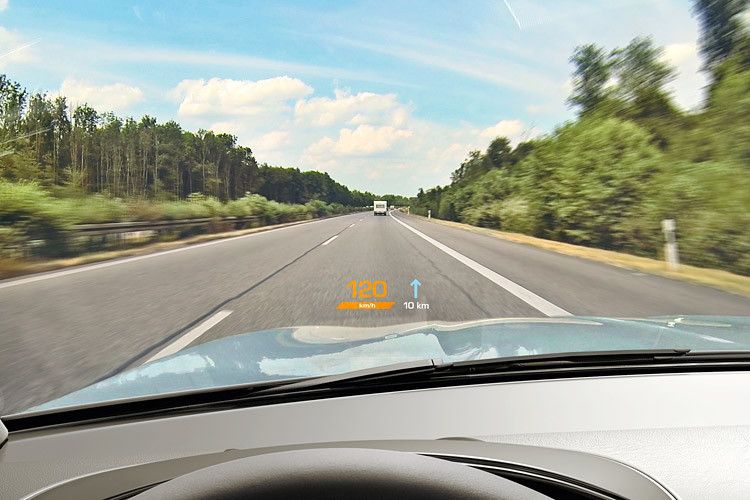 Etwa zehn Jahre nach der Einführung des Head-Up-Displays zeigt Continental die nächste Evolutionsstufe dieser Projektionstechnik, bei der Grafiken förmlich mit der Umgebung verschmelzen. (Foto: Continental)