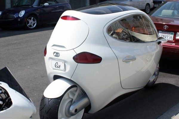 Das C1 von Lit Motors: zwei Gyroskope sorgen dafür, dass der elektrische Zweiradkabinenroller nicht umfallen kann - auch nicht bei einem Unfall (Lit Motors)