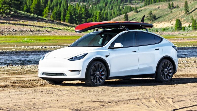 Tesla sieht das Modell als SUV - und setzt es entsprechend in Szene.  (Bild: Tesla)
