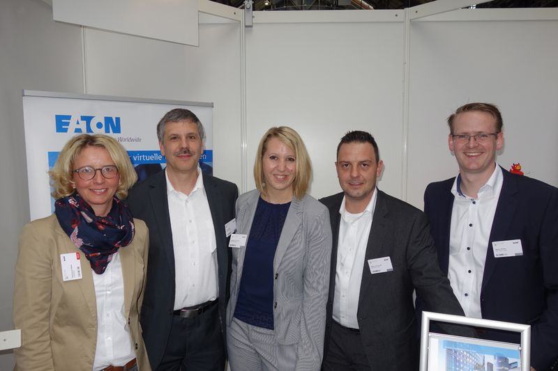(l.) Stephanie Steen, IT-BUSINESS, mit dem Eaton Electric Team. (Bild: IT-BUSINESS)