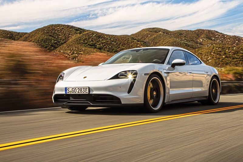 Bereits erhältlich ist dagegen der Porsche Taycan mit rund 400 Kilometern Reichweite. Der Viersitzer kostet als abgespeckte 4S-Version rund 106.000 Euro – top ausgestattet sind über 185.000 Euro fällig. (Porsche)