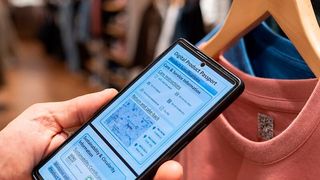 Die EU-Kommission will bis 2026 geklärt haben, wie ein digitaler Produktpass auszusehen hat, der europaweit einheitliche Informationen enthält. Momentan entwickeln Forschungseinrichtungen und Unternehmen daran mit. Mit beteiligt ist das Fraunhofer-IZM in Berlin, das hier informiert. (Bild: N. Glad)