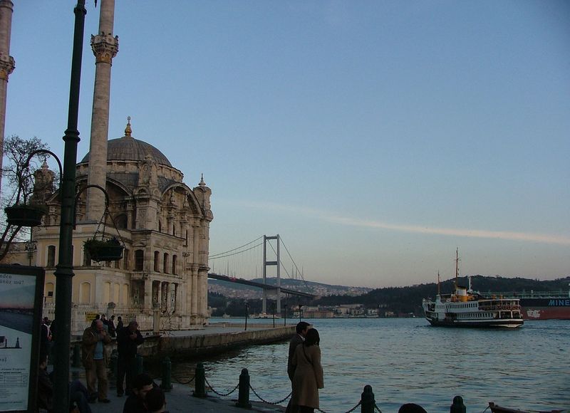 The Bosporus bridges of Istanbul link two continents – But also the hinterland offers huge possibilities. (Picture: Wikimedia Commons)