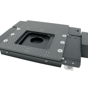 Der Kreuztisch KT250-DC-EDLM von Steinmeyer Mechatronik wurde speziell für den Einsatz in der Medizintechnik entwickelt und ermöglicht ein schnelles Scannen von Trägern mit hundert Laborproben.