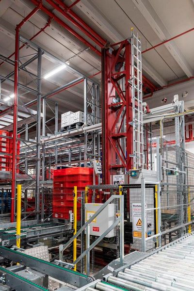 Automatisches Westfalia-Reifelager für die Unternehmensgruppe Tönnies mit 2.500 Stellplätzen. (Bild: Westfalia)