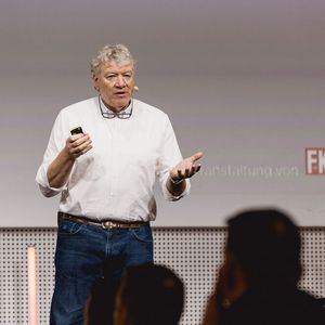 Es folgten Ausführungen des Beraters Michael Zülch von der zülchconsulting GmbH. Er gab den Sachverständigen einen Einblick in die Stundenverrechnungssätze der K&L-Betriebe, mit denen sie zusammenarbeiten.(Bild:  Stefan Bausewein)