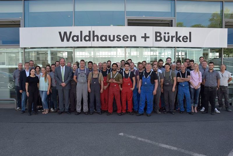 Die Mitarbeiter von Waldhausen & Bürkel genießen viele Sozialleistungen, die im Autohandel nicht üblich sind – beispielsweise eine betriebliche Altersvorsorge. (Bild: Jan Rosenow)