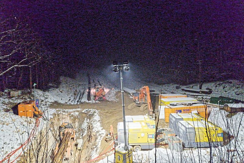 Auch in Kroatien sind die Tage im Winter kurz. Zur Ausleuchtung der Baustelle wurde daher ein Atlas-Copco-Lichtmast des Typs Highlite B5+ verwendet. Im Vordergrund die gelben Drill-Air-Kompressoren, die mit Dieselmotoren der Abgasstufe V arbeiten. (Bild: Petzold)