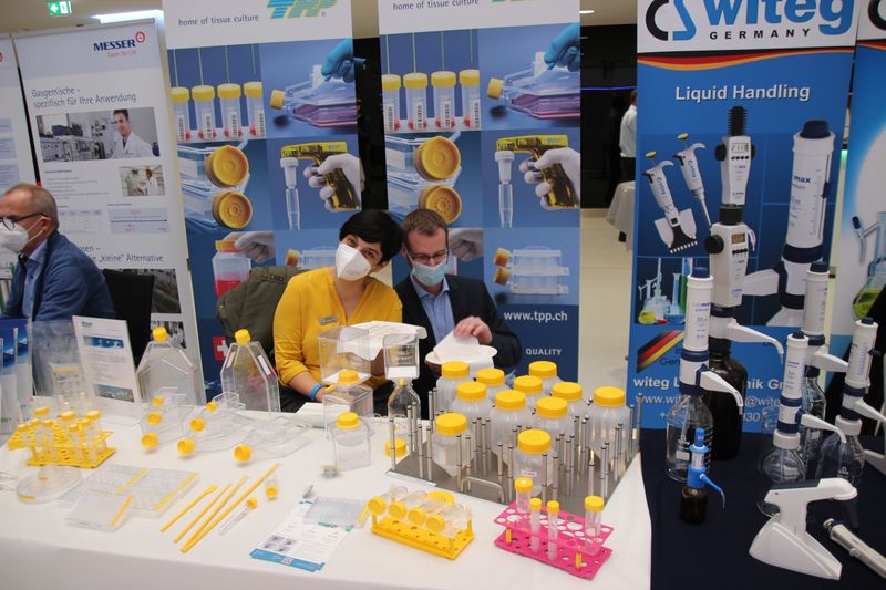 ... und weil am Ende noch Teig übrig war, durften auch die Aussteller probieren. Weitere Infos zu den kommenden LAB-SUPPLY-Messen finden Sie auf www.lab-supply.info. (LABORPRAXIS, C. Lüttmann)