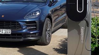 Ladesäule in einem Porsche-Betrieb: Die Infrastruktur muss stimmen. (Jan Rosenow/»kfz-betrieb«)